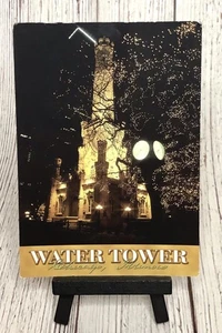 Postal de Chicago IL Illinois Water Tower Place vista nocturna - Imagen 1 de 4