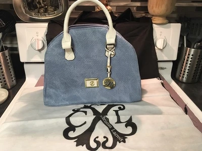 Bolso de mano Christian LaCroix azul texturizado, con detalles blancos y dorados Foto 1 de 4