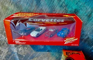 2002 Johnny Lightning Chevrolet Corvette 4 Auto Box Set enthält White Lightning - Bild 1 von 3