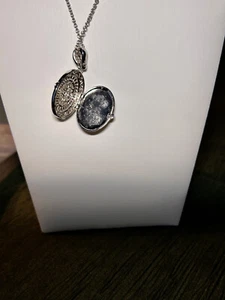 BEAUTIFUL FILIGREE STERLING SILVER LOCKET SET W/ TINY DIAMONDS AROUND THE FRONT - Picture 1 of 4