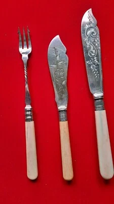 S7 -  altes Besteck 3- tlg. Horngriff Messing Butter und Käsemesser Fleischgabel - Bild 1 von 4