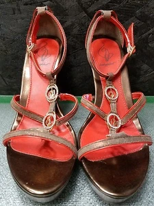 Glänzender bronzefarbener Keilabsatz mit orangefarbenem Besatz offene Zehenpartie von Baby Phat, Größe, gebraucht - Bild 1 von 18