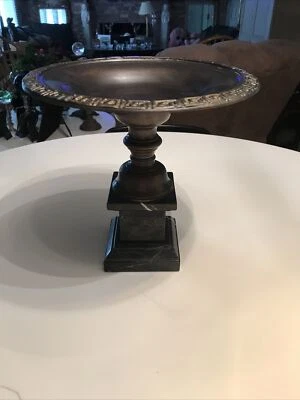 Cuenco de bronce con llave griega montado sobre base de mármol Foto 1 de 4