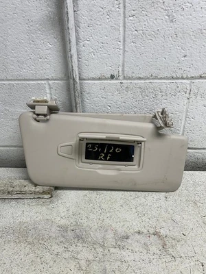 Mercedes Benz GLE350 2021 lado del pasajero beige vinilo parasol con espejo retrovisor iluminado Foto 1 de 4