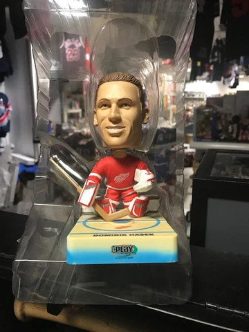 2001-02 UD Play Makers DOMINIK HASEK Bobble Head DETROIT RED WINGS Cover