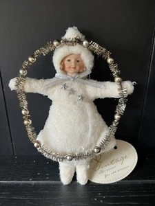 Weihnachten Schnee Mädchen hält Gold/Silber Girlande mit Etikett KD Vintage 7" hoch - Bild 1 von 10
