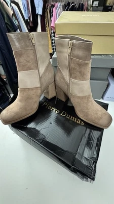 Pierre Dumas Para Mujer, Botín Cammy, Combinación Gamuza Taupe, Talla 9 Foto 1 de 4