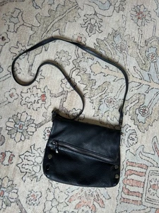 Hammitt Umhängetasche weiches Leder Klapp Magnet Handtasche Schultertasche Handtasche schwarz - Bild 1 von 12