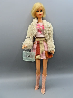 Muñeca Barbie Mi Escena Moda o simplemente Barbie Falda Botas Top Abrigo Peludo SIN MUÑECA Foto 1 de 4
