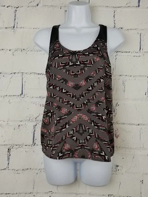 Top de satén Charlotte Russe con espalda deportiva de cuero sintético pequeño multicolor sin mangas Foto 1 de 4