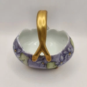 Cesta de baratija de porcelana pintada a mano con mango dorado-pie-firmada - Imagen 1 de 5