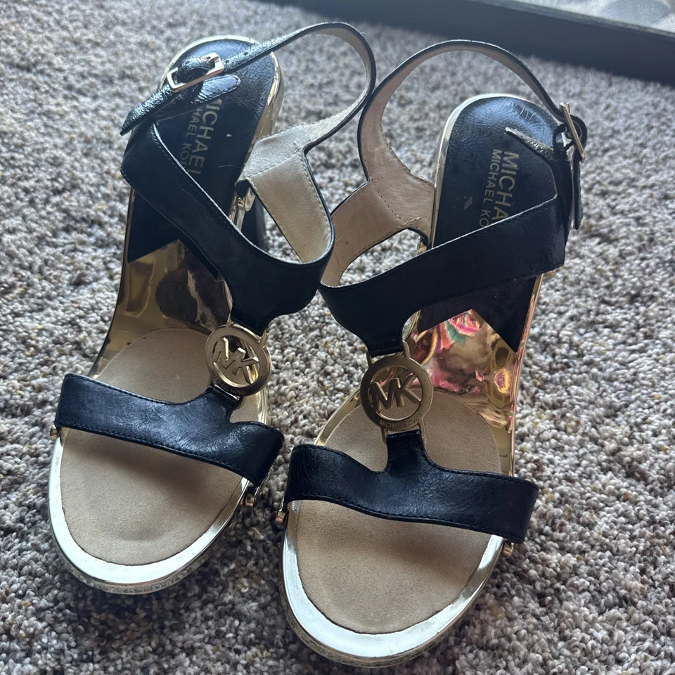 Logotipo feminino Michael Kors de couro com tiras salto alto preto e dourado 8,5 M - Imagem 1 de 4