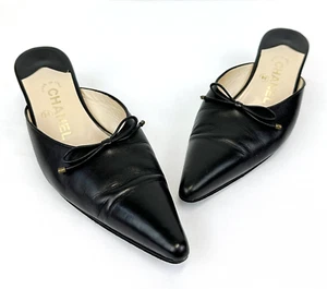 Zapatos de salón Chanel de cuero negro con lazo en punta 37,5 7,5 mulas tacones de gatito sin cordones - Imagen 1 de 10