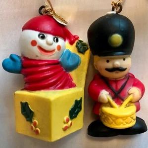 2 Pequeños Adornos Navideños JACK IN BOX & DRUMMER Silvestri - Años 80 - Imagen 1 de 9
