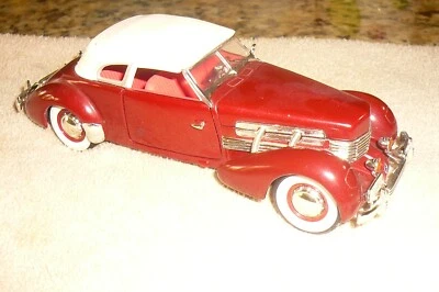 Signature 1937 Cord 812 Supercharged Coupe Burgundy 1:32 Scale Diecast Model - Image 1 of 4