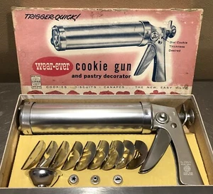 Vintage Wear Ever Cookie Gun and Pastry Decorator - w/Cake Decorating Tips #3365 - Picture 1 of 8
