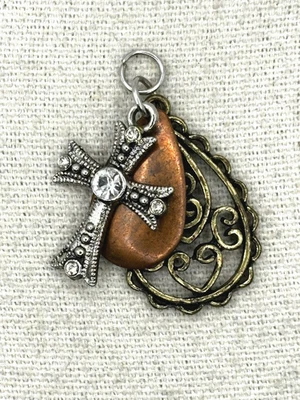 Colgante con dijes de lágrima de latón y cobre con pergamino cruzado enchapado en cristal plateado Foto 1 de 4