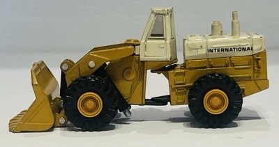 Ertl International Harvester 560 Wheel Loader Mighty Movers Series - Image 1 of 4