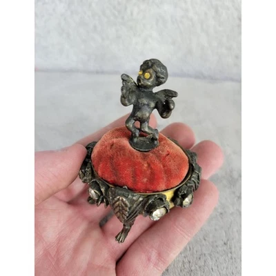De colección Querubín Ángel Pin Cojín Baratija Caja Metal Ornamentado Terciopelo Rojo Estrás Foto 1 de 4