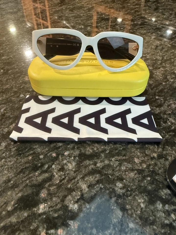 Marc Jacob’s White Cat Eye con marco negro  Foto 1 de 2