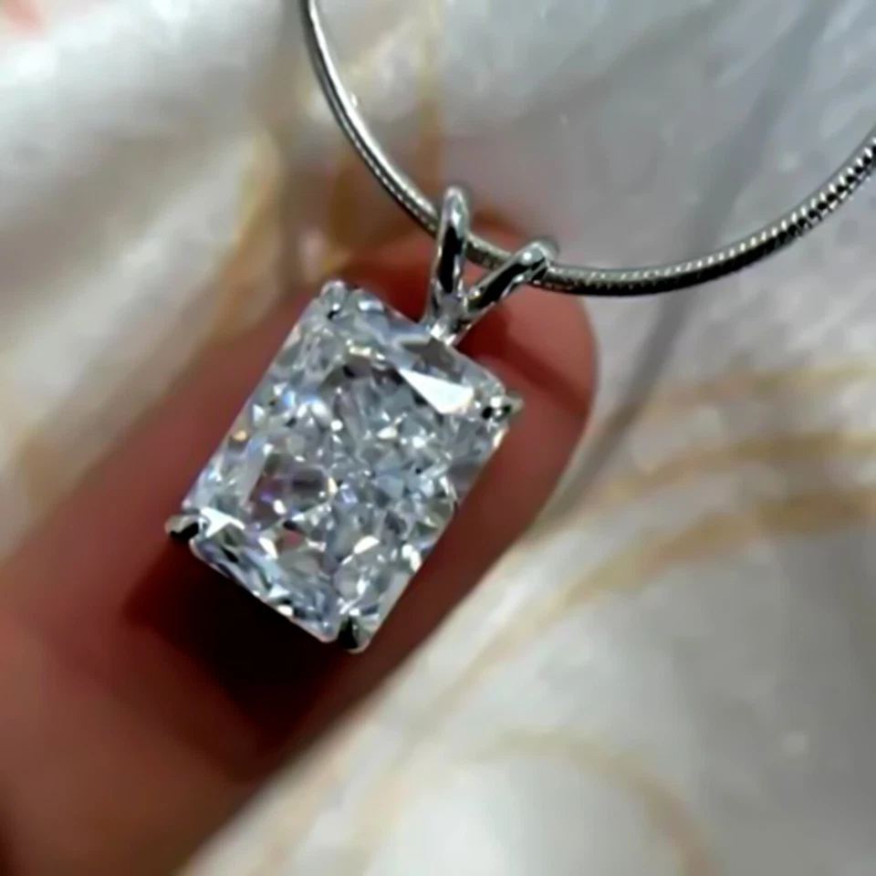 Colgante de diamantes blancos de corte radiante certificado de 2,50 quilates en plata de ley 925 Foto 1 de 4