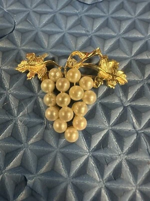 Broche prendedor redondo perlas blancas oro amarillo 14K diamante Foto 1 de 2