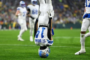 Amon-Ra St. Brown 8X10 Photo Standing on Head TD - Detroit Lions - NFL Picture - Picture 1 of 1