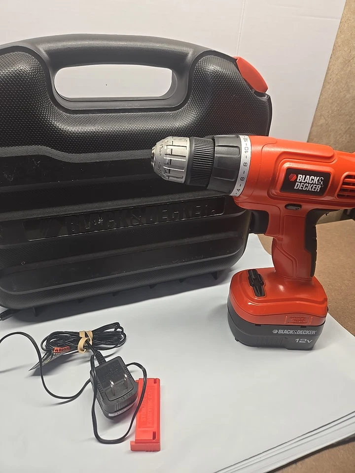 Taladro inalámbrico Black & Decker 12V, batería, cargador y estuche de transporte ~ funciona probado Foto 1 de 4