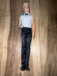 Abito vestito Be A Dreamer BARBIE SPOSO Ken matrimonio BAMBOLA 2012 nero fiocco - Foto 1 di 7