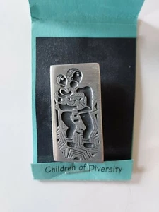 Prendedor/broche In My Mother's Arms Children of Diversity Alex Warder Seely - Imagen 1 de 3