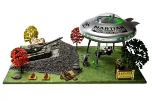 Nuovo con scatola - Menards Scala O Edizione Limitata Army vs UFO Scene Accessorio Funzionante Nuovo con scatola - Foto 1 di 10