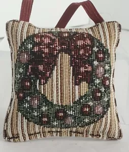 New petite needlepoint Christmas wreath pillow ornament Approx 3 x 3 maroon back - Bild 1 von 3