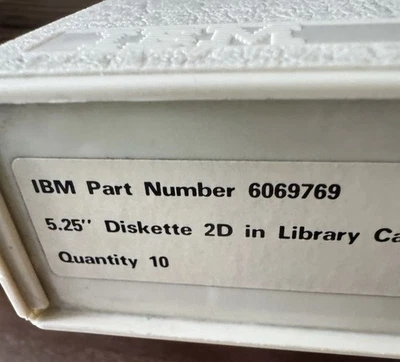 IBM Cantidad 2 Usado 3.5 Disquetes Una Caja Usado 5.25 Cantidad 2 Nuevo Estuche Rígido Disquete 5.25 Foto 1 de 3