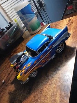 Chevy Bel Air 57 azul con llamas. Escala 1:18. Máquinas musculares.  Raro. Suelto  Foto 1 de 4