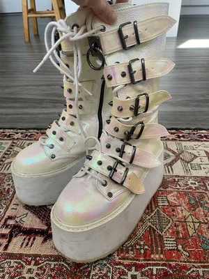 Botas de Plataforma Demonia “Damned 225” - Blanco Holográfico (US 8) Foto 1 de 4