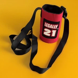 “Legally 21” Bebida Coozie Cerveza Koozie Aislador con Cordón - Divertido Regalo 21º Cumpleaños - Imagen 1 de 2