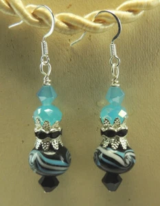 Schwarz Türkis Weiß Lampwork Ohrringe mit Türkis Kristall Handarbeit Schmuck - Bild 1 von 1