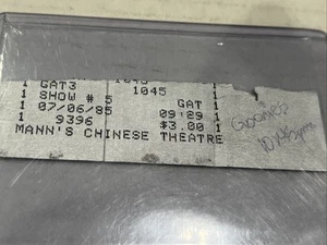Boleto de cine THE GOONIES el 6 de julio de 1985 SUPER RARO Teatro Chino de Mann’s - Imagen 1 de 3