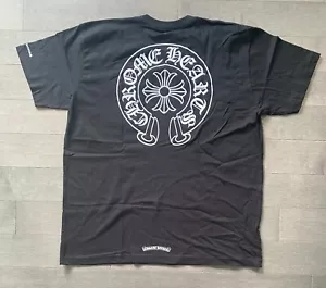 T-Shirt Chrom Hearts Pferdeschuh SS Tasche Rundhalsausschnitt schwarz Größe 2XL NEU 🙂✅ - Bild 1 von 7