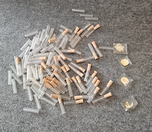 Antikes 1" Glasfläschchen Lot - 44 verkorkte Röhrchen & 74 entkorkt + 4 kleine Glasplatten - Bild 1 von 4