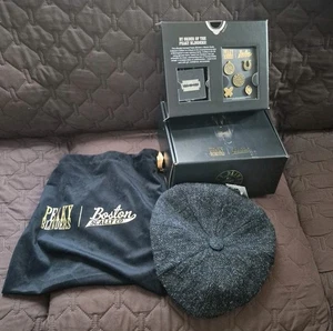 Boston Scally-Company M/L Peaky Blinders Pins Sacchetto Polvere Collezione Tomas Shelby - Foto 1 di 9