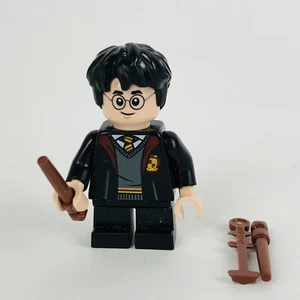 LEGO Harry Potter Minifigur Gryffindor offenes Gewand Pullover Shirt Krawatte mit Zauberstab - Bild 1 von 2