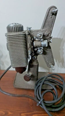 Винтажный кинопроектор Revere модель P85 8 мм работает - Изображение 1 из 4