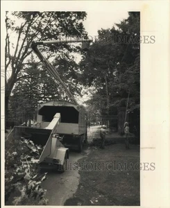 Pressefoto Baumschneider mit Ausrüstung in der Sullivan Straße in Cazenovia - Bild 1 von 2