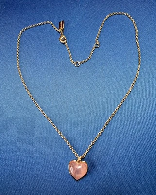Collar ajustable de cuarzo rosa tallado en corazón Coach Foto 1 de 3