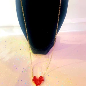 Collana con ciondolo cuore strass pavè delicati cristalli rossi tono argento 16 pollici - Foto 1 di 5