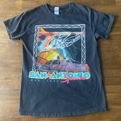 Camiseta San Antonio Spurs Alamodome Juego Gráfico Fiesta Talla Pequeña Foto 1 de 2
