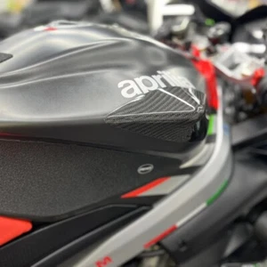 Carbon Fiber Side Tank Covers Sliders Protector For Aprilia RS660 2021-2024 - Foto 1 di 9