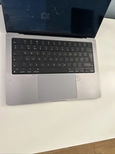 APPLE MACBOOK PRO 14" 2023 A2779 ENDOMMAGÉ - Liquide endommagé - PIÈCES SEULEMENT - Ne démarre pas - Photo 1/6