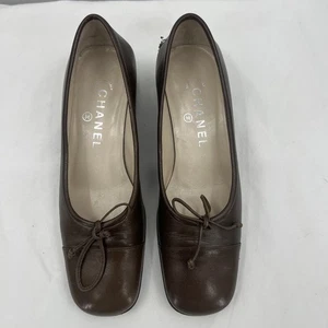 Auténticos zapatos de salón CHANEL de cuero marrón con moño talla 37 - Imagen 1 de 9